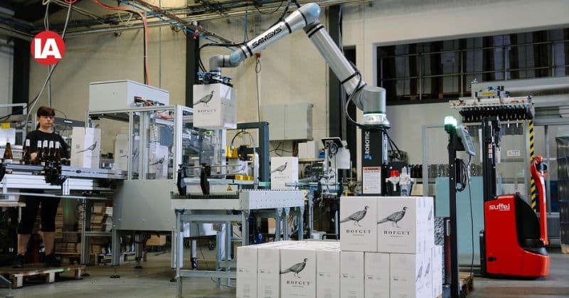 A cobot handling boxes. Image source: Universal Robots