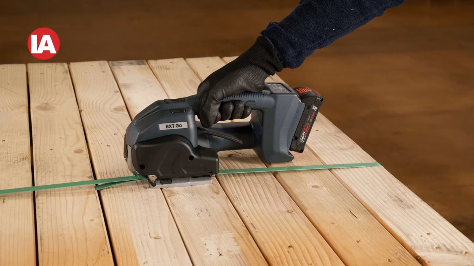 New battery-powered hand tool for plastic strapping