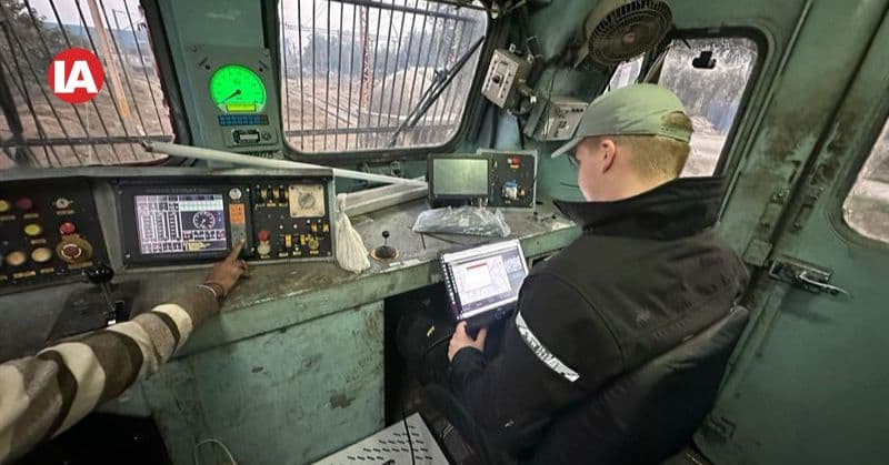 Experts tune equipment parameters and install software in the locomotive cabin